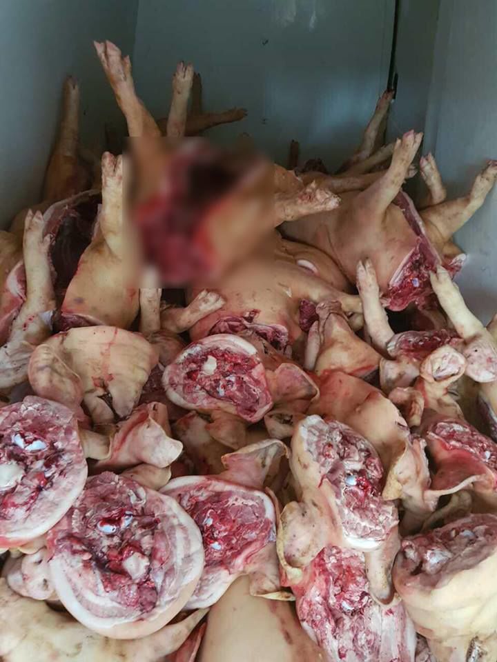 Cinci tone de carne fără acte, găsite într-un camion de lângă Piaţa Centrală. Foto: INP