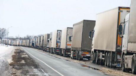 TIR-urile moldoveneşti, blocate la frontiera ruso-ucraineană, vor pleca spre destinaţie curând. Foto simbol: cont.ws