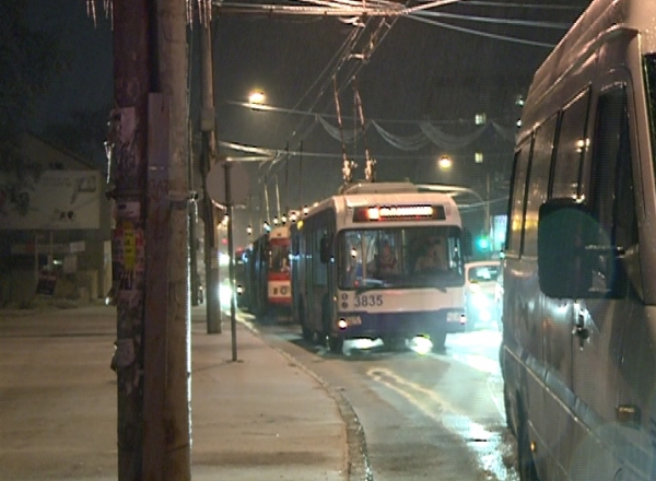Multe dintre acestea s-au intamplat din cauza poleiului. Asta deoarece soferii nu pastreaza distanta si nu reusesc sa franeze.