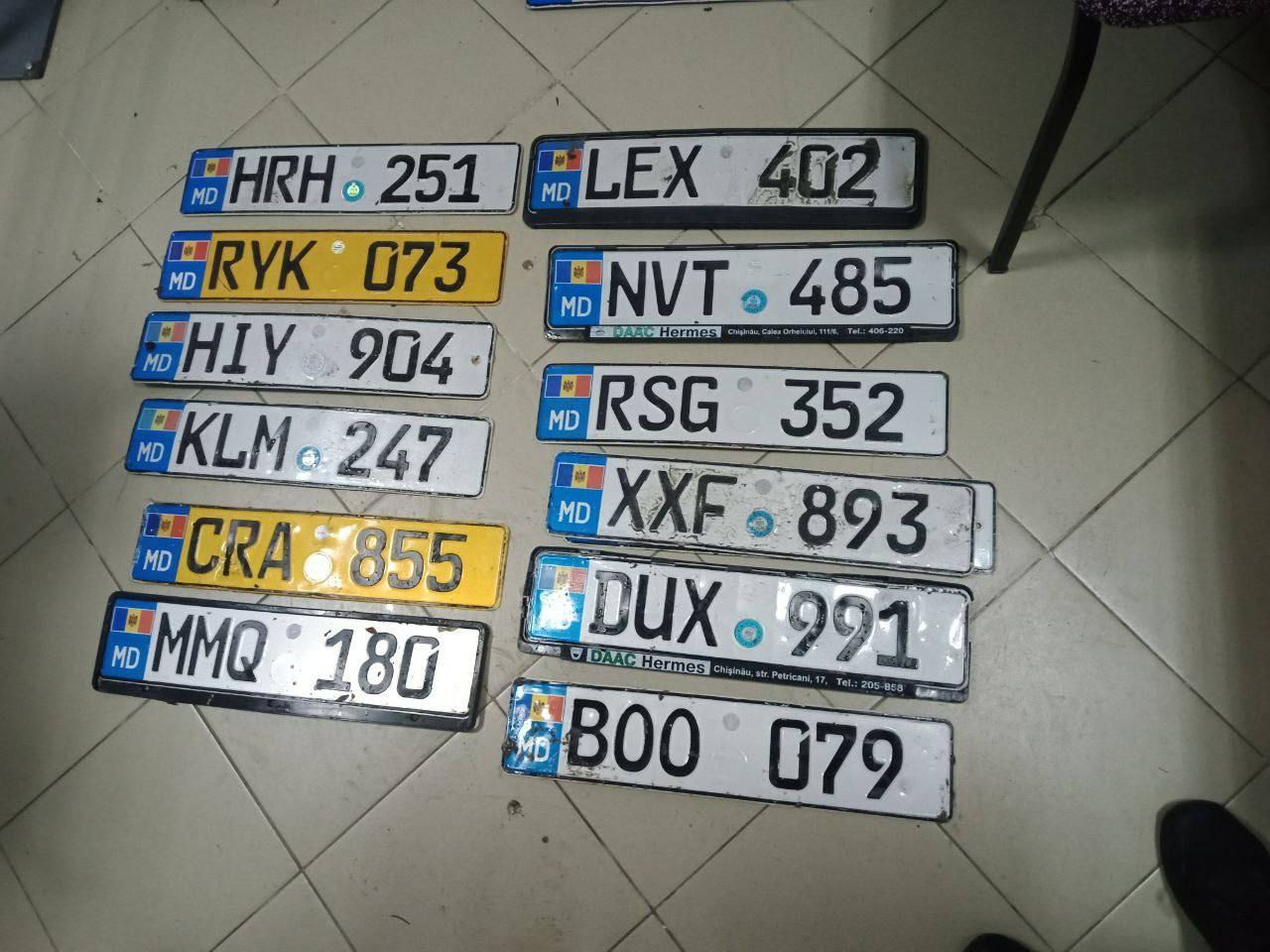 Atenție, șoferi: Au fost găsite mai multe plăcuțe de înmatriculare.