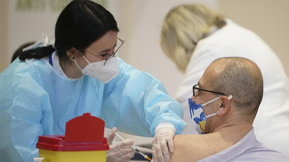 Власти Италии приостановили использование партии вакцины AstraZeneca.