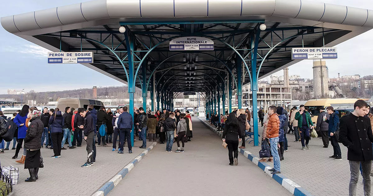 Gările auto din Capitală, supraaglomerate: Mulți pleacă acasă de sărbători.