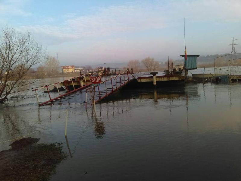 Движение через данный паромный пункт пересечения границы приостановлено в связи с повышением уровня воды в реке Днестр.