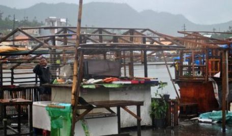 Taifunul Hagupit îşi continuă cursa devastatoare prin arhipelagul Filipine, chiar dacă meteorologii l-au retrogradat la nivelul de furtună tropicală.