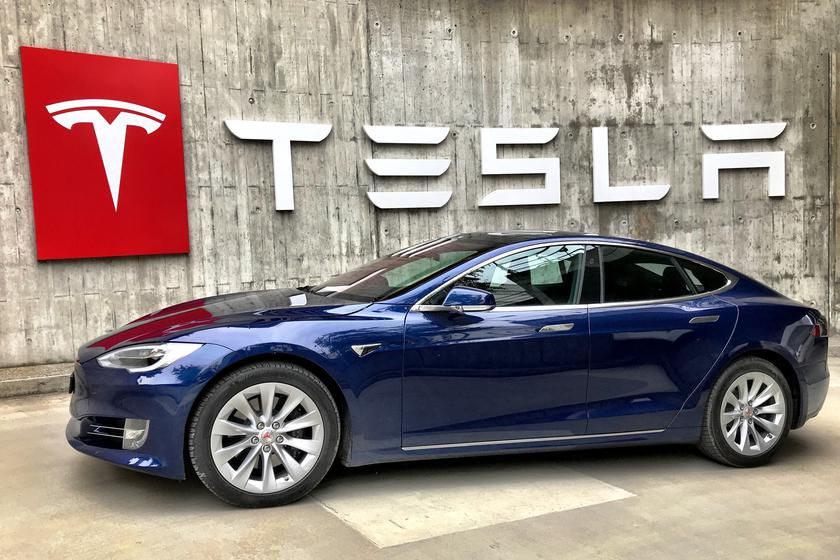 Tesla отзывает более 1,6 млн автомобилей в Китае из-за проблем с автопилотом и замками.