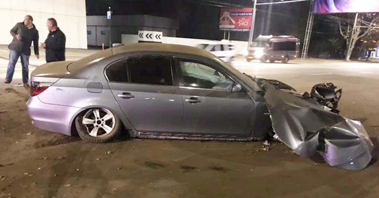 В столице пьяный водитель на BMW врезался в бордюр и рекламный щит. 