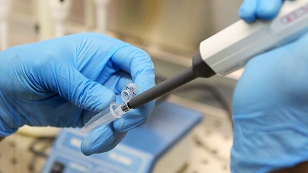 Генсек ООН призвал бороться с дезинформацией о вакцинации от COVID-19.