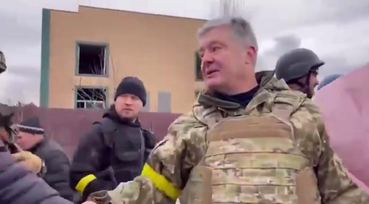 Порошенко прогнали во время пиара возле разрушенных домов.