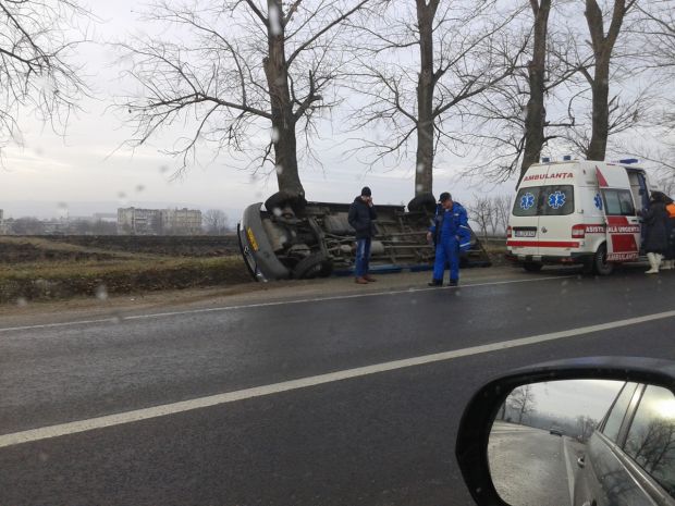Un microbuz de rută s-a răsturnat. Foto: ziarulnational.md
