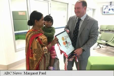 O fetiță din Bangladesh născută cu trei picioare are acum o șansă la o nouă viață. 