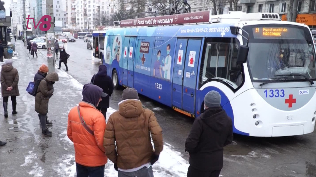 После введения ограничений у "прививочных тролейбусов" выстроилась очередь.