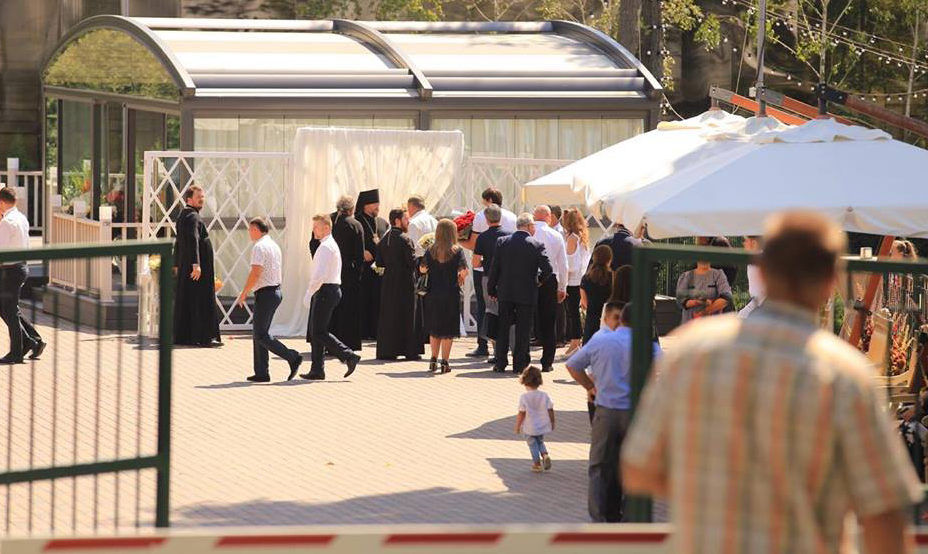 ZdG: Video de la petrecera duhovnicului mănăstirii Ciuflea. Reporterii, bruscați de către pază; independent.md