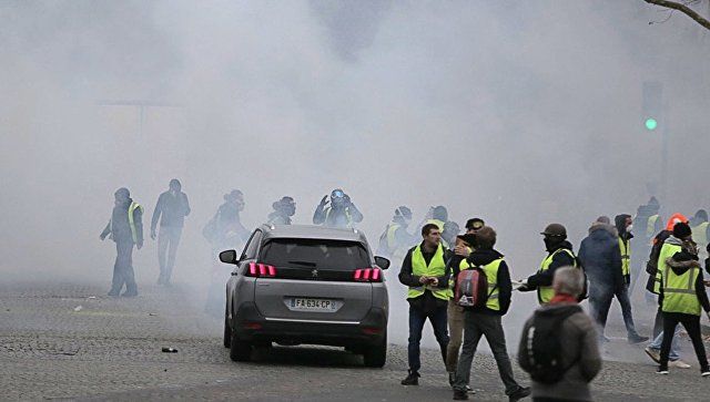 Девяносто два человека получили ранения, среди них около 20 полицейских.