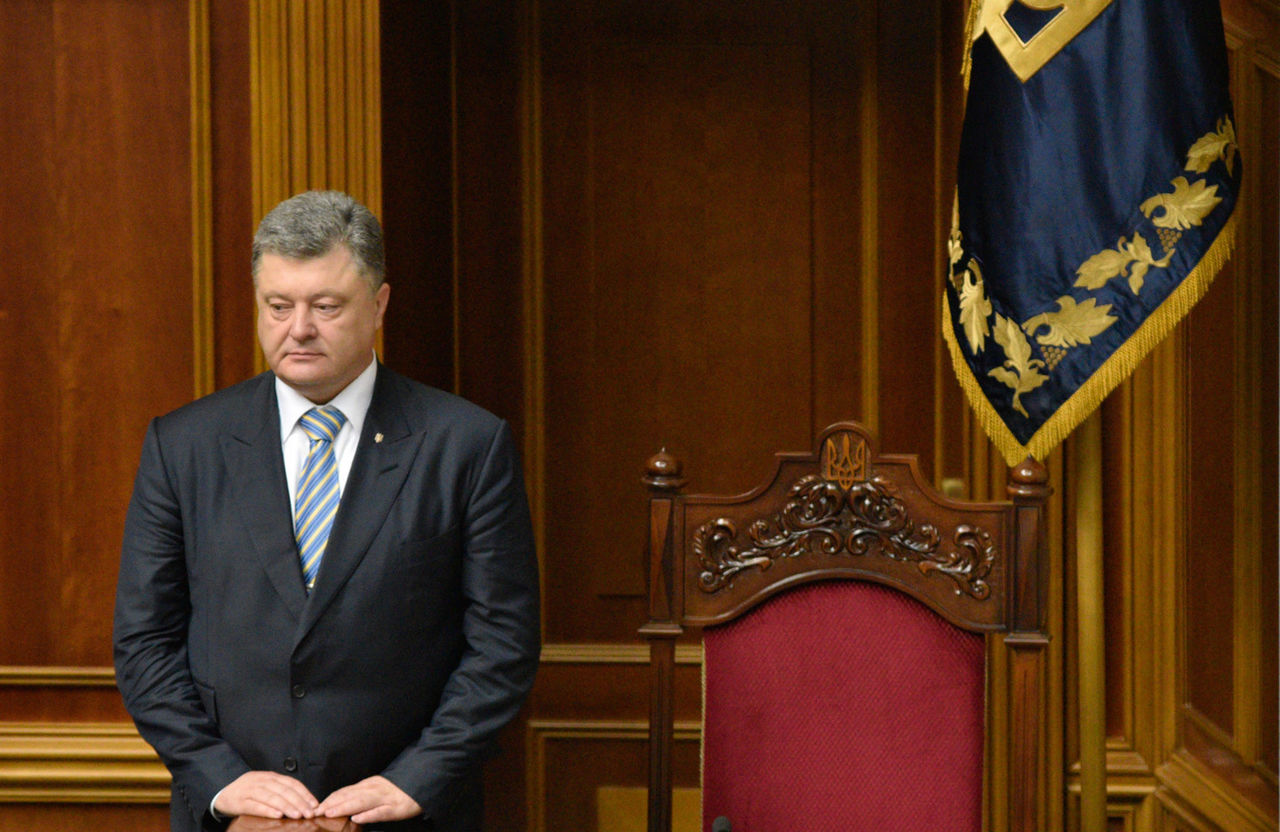 Активисты Евромайдана пригрозили утопить Порошенко в золотом унитазе.