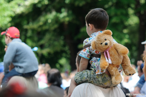 Больше детей остаются без попечения родителей.