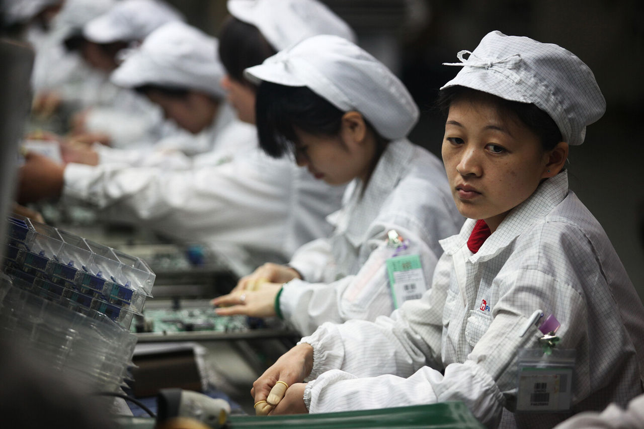 Зараженных COVID-19 сотрудников Foxconn заставляют собирать iPhone.