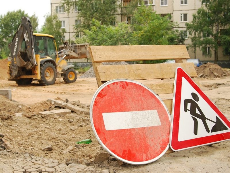 Муниципальное предприятие ДРСУ приводит в порядок дороги во дворах многоэтажек. 