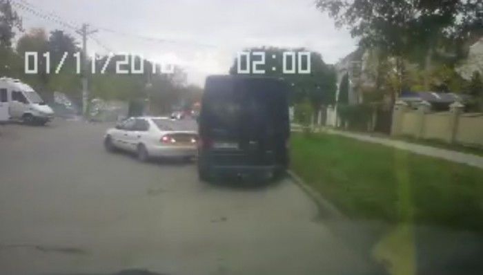Automobilul este de culoare albă, iar numerele-i de înmatriculare sunt CIX 257.