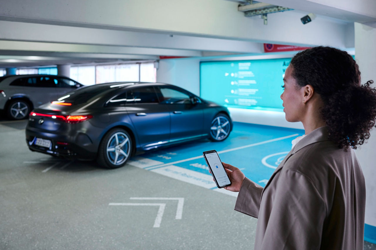 Новый электрокар Mercedes научили самостоятельно заезжать на стоянку и парковаться.