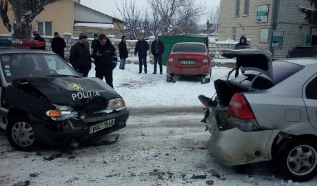 O maşină a poliţiei din Criuleni, implicată într-un accident rutier. Foto: jurnal.md