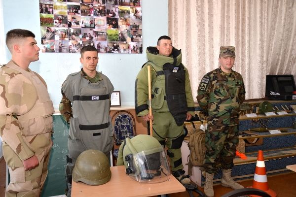 Саперы информируют школьников об опасности неразорвавшихся боеприпасов.