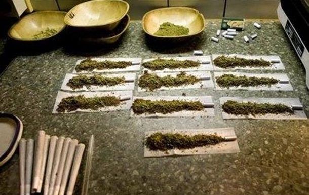 Датчанин с тысячей косяков марихуаны сел в авто к полиции вместо такси.