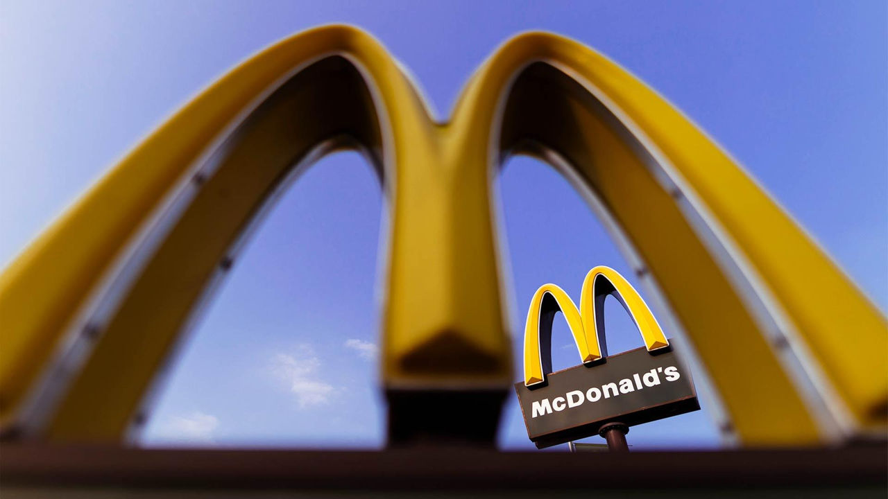 McDonald’s plănuiește să folosească inteligența artificială în serviciul său popular.