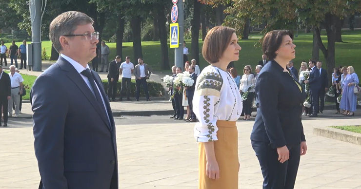 На мероприятии присутствуют министры, члены парламента и бывшие члены парламента.