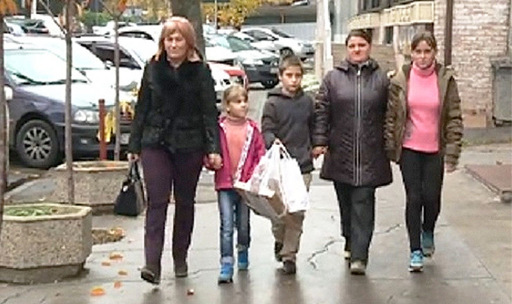 Familia din Țâpova, rămasă fără casă a primit ajutor din partea unei femei din Ialoveni