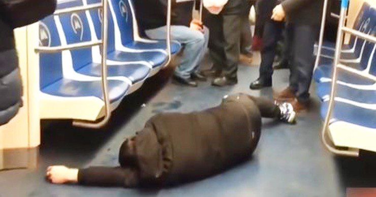 В Москве пранкер имитировал приступ от "коронавируса" в метро.