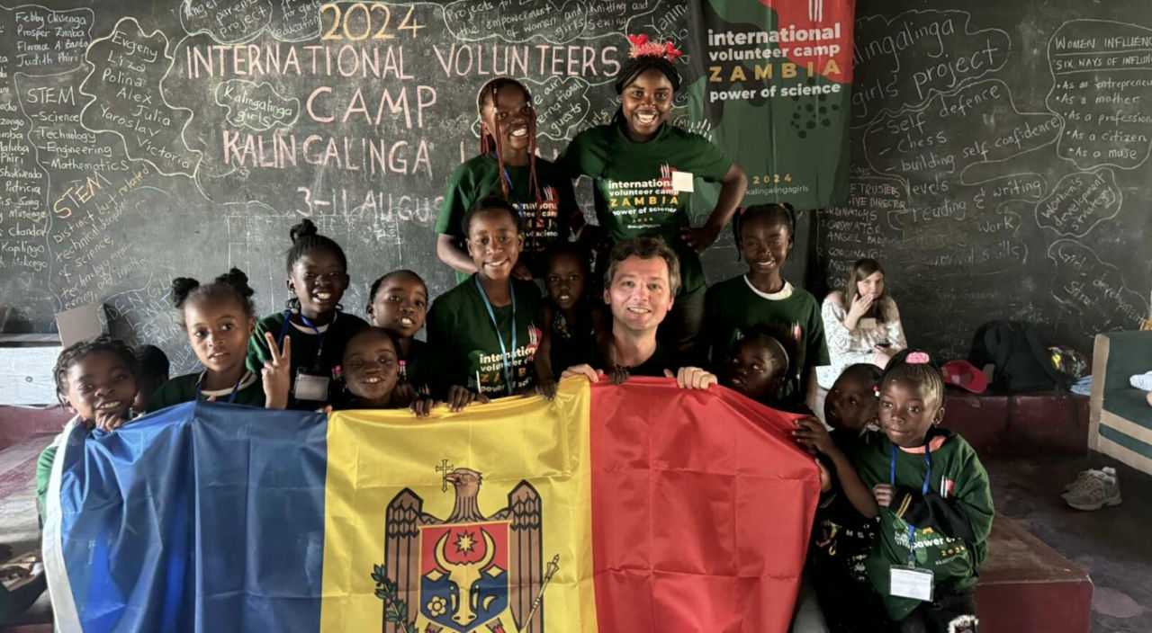 Un voluntar moldovean ajută copiii din familiile sărace din Zambia să-și poată continua studiile.