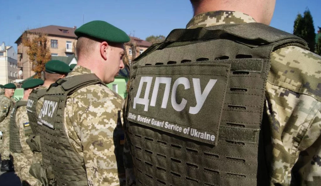 Украинцы в Закарпатье отобрали оружие у пограничника и сбежали в Румынию.