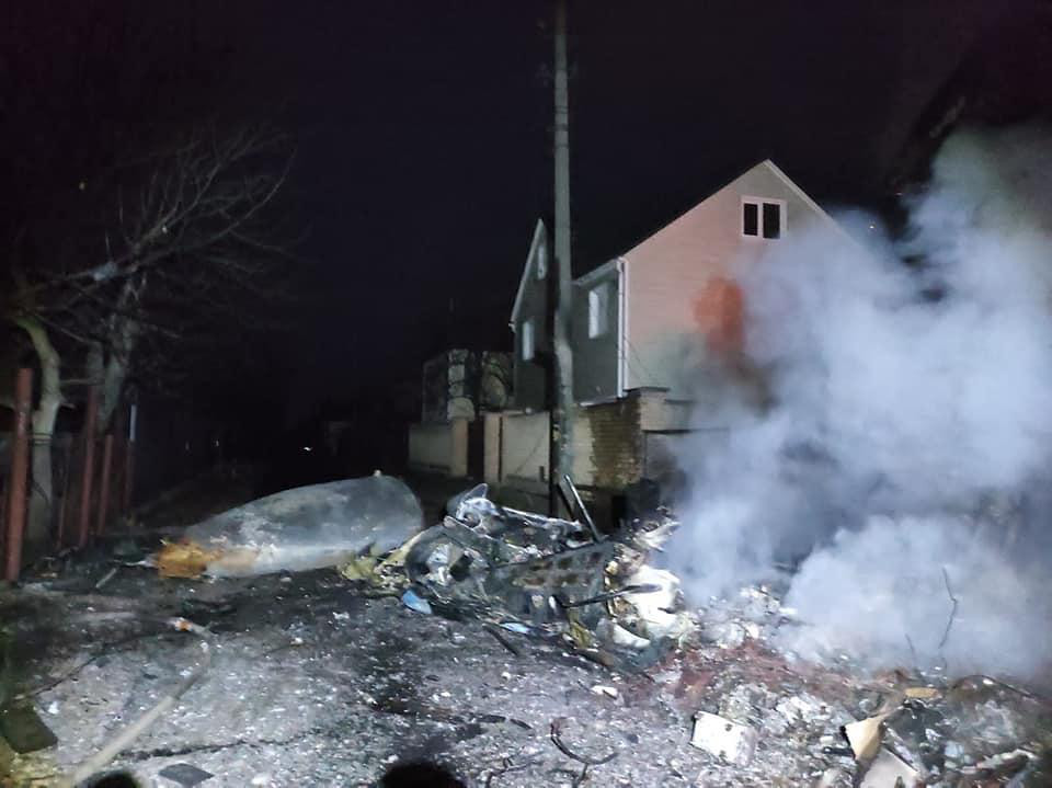В Киеве фрагменты самолета упали на двухэтажный дом.