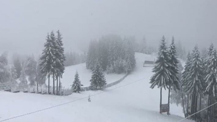 La munte și în stațiunile de pe Valea Prahovei, ninge ca în plină iarnă. 