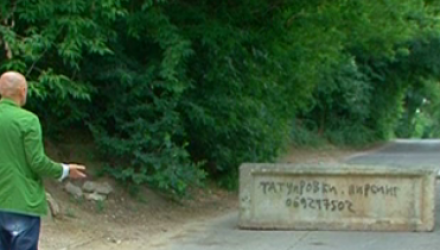Cei care locuiesc în zonă se revoltă și susțin că din cauza barierei sunt nevoiți să înconjoare aproape 3 km pentru a ajunge în centru.