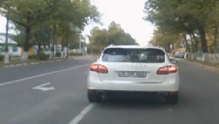 Şoferul automobilului Porsche Cayenne surprins, acum câteva zile, când „jongla” pe străzile din Bălţi, fără a respecta vreo regulă de circulaţie, a fost identificat.