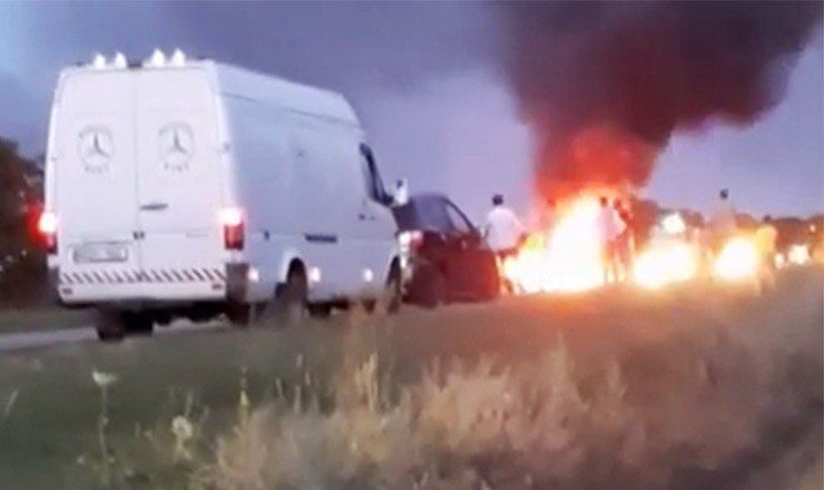 Автомобиль марки Mercedes был охвачен огнем всего за несколько минут. 