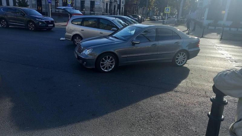 ДТП в центре Кишинева: столкнулись автомобили Mercedes и Honda.