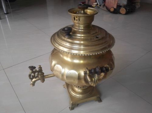 Grănicerii ucraineni nu au permis scoaterea din Moldova a unui samovar. Foto: antic-shop.ro