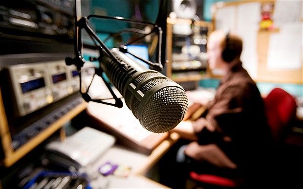 Ведущий британской радиостанции Talk Radio Иэн Ли (Iain Lee) помог спасти мужчину, намеревавшегося свести счеты с жизнью.