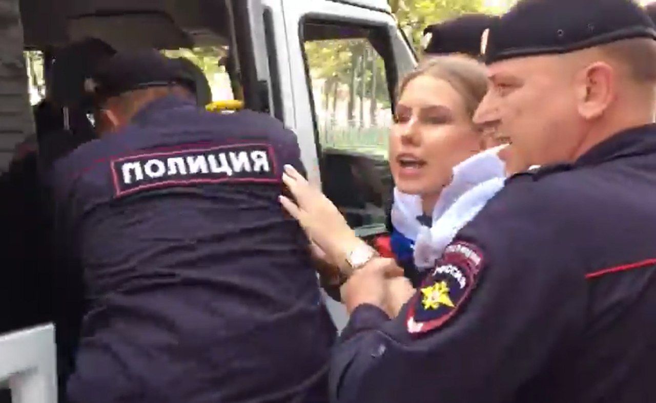 Полицейские задержали юриста ФБК, независимого кандидата в Мосгордуму Любовь Собол.