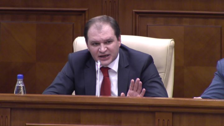 Партия социалистов отказывается от этих премий и передаст их, поскольку вернуть их в бюджет – невозможно, дому престарелых в Кочиерах.