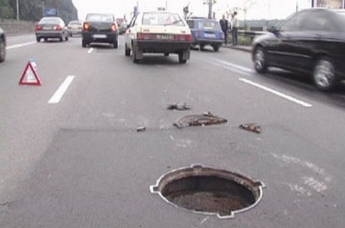 “Este ca şi cum ne-am săpa groapa singuri şi la propriu şi la figurat"-susţine sursa citată.