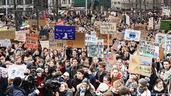 В Берлине около 10 тысяч человек вышли на митинг в защиту климата.