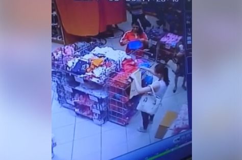Profitand de neatentia mamei cu trei copii, o persoana neidentificata i-a furat portmoneul cu bani, acte de indentitate, cheia de la masina si un card bancar.