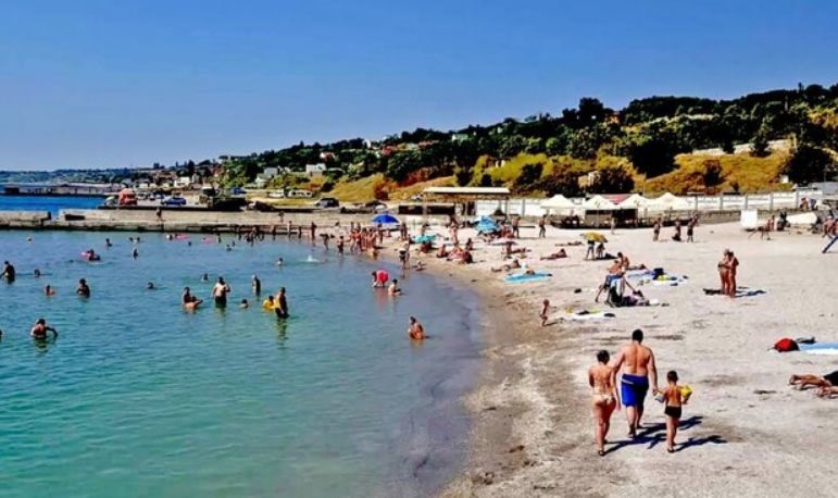 После ливня в Одессе не рекомендуют купаться в море.