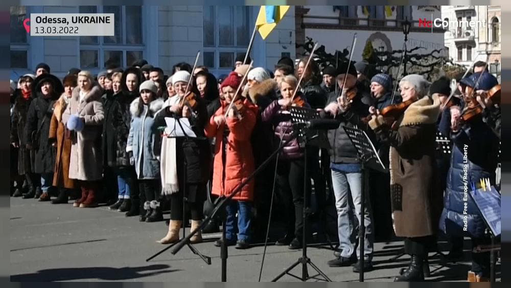 Артисты Оперного театра провели в Одессе антивоенную акцию "Свободное небо".