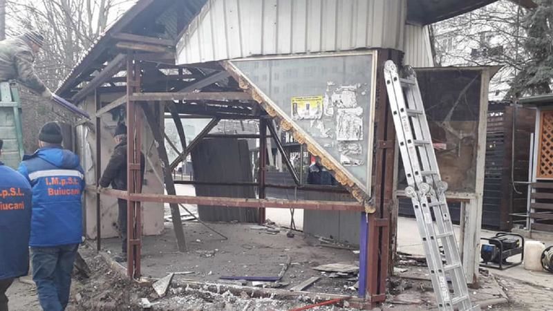 Власти демонтировали еще один торговый павильон на остановке.