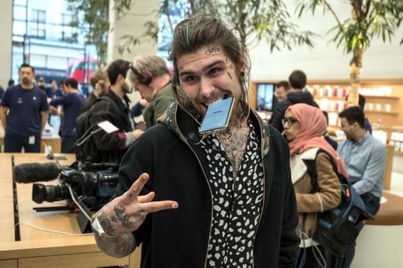 A stat 3 zile la coadă pentru iPhone X, dar a cheltuit banii la cazino. Foto: digi24.ro