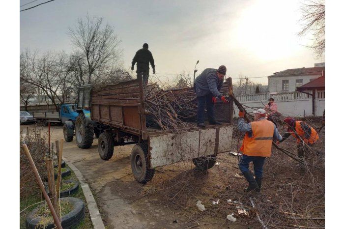 В столице проводятся мероприятия по уборке и благоустройству территории.